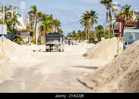 Camions enlevant le sable de l'onde de tempête de l'ouragan Milton Banque D'Images