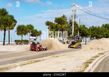 Bonita Beach, FL, États-Unis - 11 octobre 2024 : nettoyage de Bonita Beach après les inondations dues aux ondes de tempête l'ouragan Milton Banque D'Images