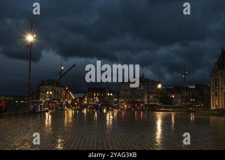 Laeken, région de Bruxelles-capitale, Belgique- 11 09 2021 : paysage nocturne de la place de la vieille ville avec les lumières de la ville et la circulation en arrière-plan Banque D'Images