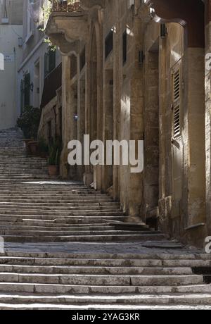 Escalier brun en pierre naturelle traditionnelle dans la vieille ville de la Valette, Malte, Europe Banque D'Images