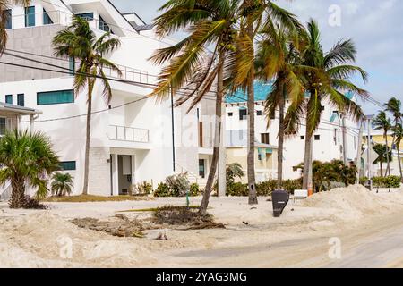 Luxueuses maisons de plage en bord de mer Bonita Beach après l'ouragan Milton Banque D'Images