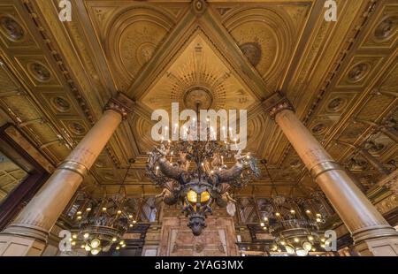 Vieille ville de Bruxelles, Belgique, 07 18 2018- intérieur décoré et toit du Métropole, hôtel de luxe 5 étoiles, Europe Banque D'Images