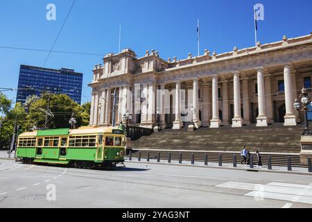 MELBOURNE, AUSTRALIE, 31 OCTOBRE 2021 : tramway City Circle devant le Parlement pour l'état de Victoria à Melbourne CBD, Victoria, Australie, Banque D'Images