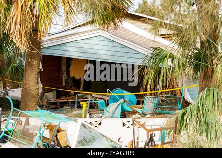 Stock photo débris et maisons endommagées sur St Petersburg Beach Floride 2024 ouragan Milton Banque D'Images