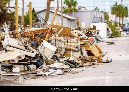 Stock photo débris et maisons endommagées sur St Petersburg Beach Floride 2024 ouragan Milton Banque D'Images