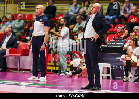 Busto Arsizio, Italie. 13 octobre 2024. Carlo Parisi entraîneur principal de volley Bergamo réagit lors du volley Serie A Women 2024/25 match entre UYBA Eurotek volley Busto Arsizio et volley Bergamo 1991 à E-Work Arena final score ; UYBA Busto A 1:3 volley Bergamo Credit : SOPA images Limited/Alamy Live News Banque D'Images