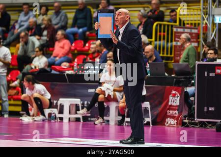 Busto Arsizio, Italie. 13 octobre 2024. Carlo Parisi entraîneur principal de volley Bergamo gestes lors du volley Serie A Women 2024/25 match entre UYBA Eurotek volley Busto Arsizio et volley Bergamo 1991 à E-Work Arena final score ; UYBA Busto A 1:3 volley Bergamo Credit : SOPA images Limited/Alamy Live News Banque D'Images