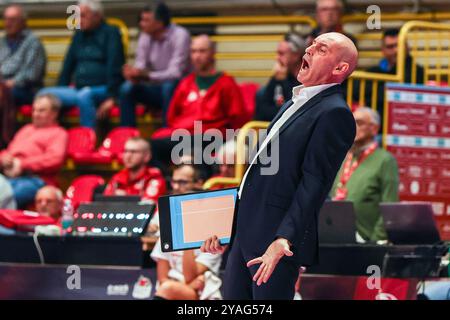 Busto Arsizio, Italie. 13 octobre 2024. Carlo Parisi l'entraîneur principal de volley Bergamo réagit lors du volley Serie A Women 2024/25 match entre UYBA Eurotek volley Busto Arsizio et volley Bergamo 1991 à E-Work Arena final score ; UYBA Busto A 1:3 volley Bergamo (photo Fabrizio Carabelli/SOPA images/Sipa USA) crédit : Sipa USA/Alamy Live News Banque D'Images