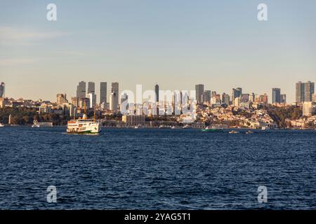 Istanbul, Turkiye - 8 octobre 2024 : vue panoramique d'Istanbul vue du milieu du Bosphore, bâtiments résidentiels, tours d'affaires et mosquées Banque D'Images