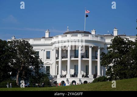 Washington, D. C, Californie, États-Unis. 12 octobre 2024. Le public assiste à une visite des jardins de la Maison Blanche à l'automne par une journée ensoleillée d'automne. Le président Joe Biden et la première dame Jill Biden ont poursuivi la tradition d'accueillir les membres du public pour visiter les jardins de la Maison Blanche et les terrains du sud. (Crédit image : © Mark Alfred/ZUMA Press Wire) USAGE ÉDITORIAL SEULEMENT! Non destiné à UN USAGE commercial ! Banque D'Images