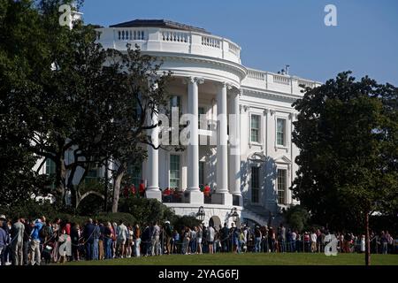 Washington, D. C, Californie, États-Unis. 12 octobre 2024. Le public assiste à une visite des jardins de la Maison Blanche à l'automne par une journée ensoleillée d'automne. Le président Joe Biden et la première dame Jill Biden ont poursuivi la tradition d'accueillir les membres du public pour visiter les jardins de la Maison Blanche et les terrains du sud. (Crédit image : © Mark Alfred/ZUMA Press Wire) USAGE ÉDITORIAL SEULEMENT! Non destiné à UN USAGE commercial ! Banque D'Images