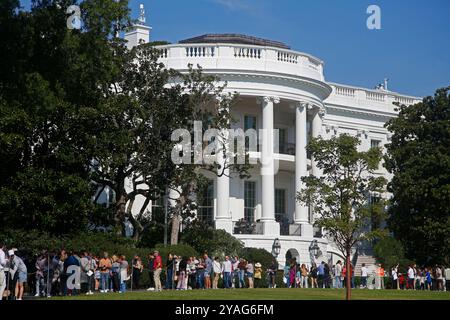 Washington, D. C, Californie, États-Unis. 12 octobre 2024. Le public assiste à une visite des jardins de la Maison Blanche à l'automne par une journée ensoleillée d'automne. Le président Joe Biden et la première dame Jill Biden ont poursuivi la tradition d'accueillir les membres du public pour visiter les jardins de la Maison Blanche et les terrains du sud. (Crédit image : © Mark Alfred/ZUMA Press Wire) USAGE ÉDITORIAL SEULEMENT! Non destiné à UN USAGE commercial ! Banque D'Images