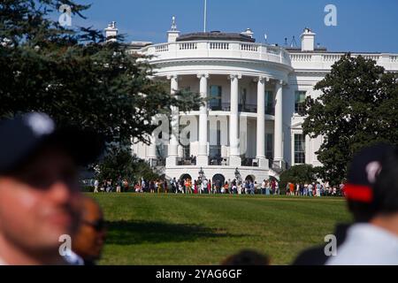 Washington, D. C, Californie, États-Unis. 12 octobre 2024. Le public assiste à une visite des jardins de la Maison Blanche à l'automne par une journée ensoleillée d'automne. Le président Joe Biden et la première dame Jill Biden ont poursuivi la tradition d'accueillir les membres du public pour visiter les jardins de la Maison Blanche et les terrains du sud. (Crédit image : © Mark Alfred/ZUMA Press Wire) USAGE ÉDITORIAL SEULEMENT! Non destiné à UN USAGE commercial ! Banque D'Images