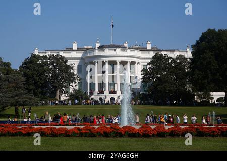 Washington, D. C, Californie, États-Unis. 12 octobre 2024. Le public assiste à une visite des jardins de la Maison Blanche à l'automne par une journée ensoleillée d'automne. Le président Joe Biden et la première dame Jill Biden ont poursuivi la tradition d'accueillir les membres du public pour visiter les jardins de la Maison Blanche et les terrains du sud. (Crédit image : © Mark Alfred/ZUMA Press Wire) USAGE ÉDITORIAL SEULEMENT! Non destiné à UN USAGE commercial ! Banque D'Images