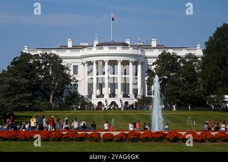 Washington, D. C, Californie, États-Unis. 12 octobre 2024. Le public assiste à une visite des jardins de la Maison Blanche à l'automne par une journée ensoleillée d'automne. Le président Joe Biden et la première dame Jill Biden ont poursuivi la tradition d'accueillir les membres du public pour visiter les jardins de la Maison Blanche et les terrains du sud. (Crédit image : © Mark Alfred/ZUMA Press Wire) USAGE ÉDITORIAL SEULEMENT! Non destiné à UN USAGE commercial ! Banque D'Images