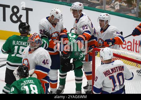 Dallas, États-Unis. 12 octobre 2024. Scott Mayfield #24 et Anders Lee #27 des Islanders de New York repoussent le joueur de Dallas Oskar #10 pour s’être trop rapproché de leur gardien lors du match de la LNH entre les Stars de Dallas et les Islanders de New York au American Airlines Center. Dallas Stars bat Minnesota Wild 3-0. Le 12 octobre 2024 à Dallas, Texas, États-Unis. (Photo de Javier Vicencio/Eyepix Group) crédit : Eyepix Group/Alamy Live News Banque D'Images