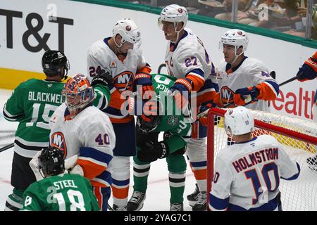 Dallas, États-Unis. 12 octobre 2024. Scott Mayfield #24 et Anders Lee #27 des Islanders de New York repoussent le joueur de Dallas Oskar #10 pour s’être trop rapproché de leur gardien lors du match de la LNH entre les Stars de Dallas et les Islanders de New York au American Airlines Center. Dallas Stars bat Minnesota Wild 3-0. Le 12 octobre 2024 à Dallas, Texas, États-Unis. (Photo de Javier Vicencio/Eyepix Group/SIPA USA) crédit : SIPA USA/Alamy Live News Banque D'Images