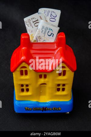 Photo du dossier datée du 23/06/23 des billets de 5 £, 10 £ et 20 £ dans une boîte à billets. Un tiers (34 %) des personnes interrogées en septembre ont déclaré être financièrement moins bien loties que 12 mois plus tôt, selon la PLSA. Date de la photo : lundi 14 octobre 2024. Banque D'Images