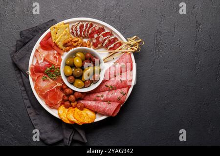 Un assortiment de viandes variées disposées sur une assiette, idéal pour un antipasto, avec un riche mélange de saveurs et de textures Banque D'Images