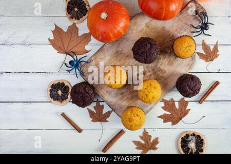 Muffins ou cupcakes à la citrouille et au chocolat. Décoration d'Halloween avec muffins. Dessert d'automne Banque D'Images