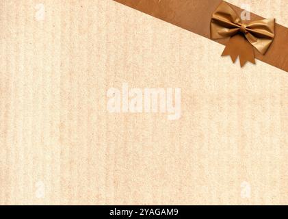 Emballage en papier recouvert de ruban adhésif avec noeud décoratif. Ruban de masquage avec papier. Bandes de ruban adhésif grunge vintage et arc sur vieux texte en carton Banque D'Images