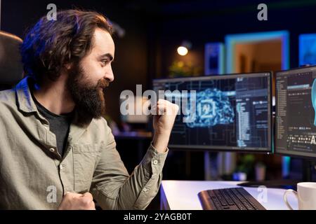 Joyeux développeur de logiciels célébrant après avoir éveillé une IA sensible capable de niveau humain d'intelligence. Professionnel DE L'INFORMATIQUE ravi d'interagir avec l'intelligence artificielle sensible de soi Banque D'Images