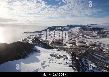 Vue aérienne de la station McMurdo depuis le côté d'observation Hill dans l'île Ross, Antarctique Banque D'Images