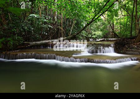 Belle nature de la cascade de Huai Mae Khamin ou cascade de Huay Mae Khamin dans le parc national du barrage de Sri Nakarin, province de Kanchanaburi, Thaïlande Banque D'Images