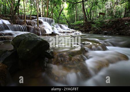 Belle nature de la cascade de Huai Mae Khamin ou cascade de Huay Mae Khamin dans le parc national du barrage de Sri Nakarin, province de Kanchanaburi, Thaïlande Banque D'Images