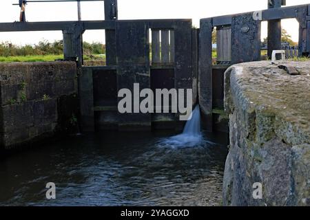 Les portes de queue sur l'écluse quatre du bras Rufford du canal l et l ont une légère fuite sur eux, pris avec une vitesse d'obturation lente, donc de l'eau laiteuse. Banque D'Images