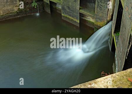 Les portes du bas, sur l'écluse quatre du bras Rufford du canal l et l ont une légère fuite sur eux, pris avec une vitesse d'obturation lente, donc de l'eau laiteuse. Banque D'Images