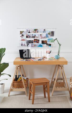 Intérieur élégant avec tabouret, table et tableau de vision Banque D'Images