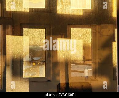 Brûler des fenêtres – réflexion abstraite du feu pendant le coucher du soleil. Banque D'Images