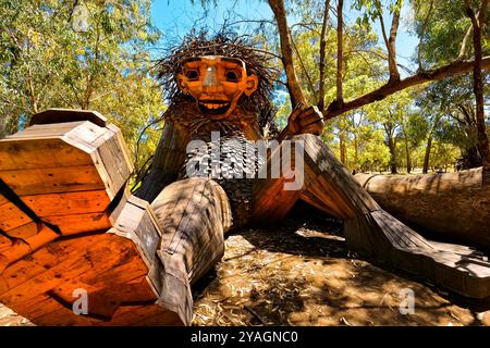 Little lui, sculpture géante en bois de l'artiste danois Thomas Dambo, Mandurah, Australie occidentale Banque D'Images