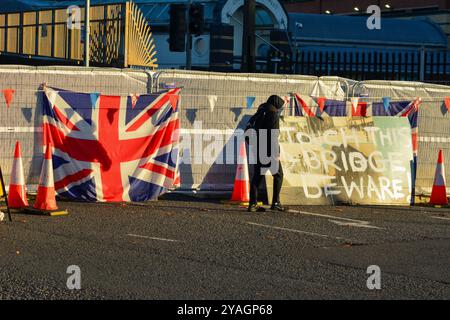 Belfast, Royaume-Uni 14/10/2024 message menaçant laissé sur le vieux pont de boyne devant les travaux de démolition Belfast Irlande du Nord crédit:HeadlineX/Alamy Live News Banque D'Images
