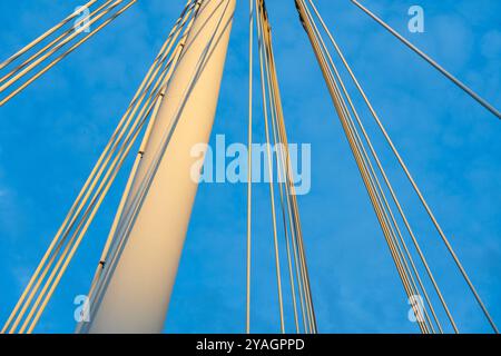 Londres, pont Millenium, pylône d'un pont à haubans. Cordes ou lignes sous tension émanant de la tour. Banque D'Images