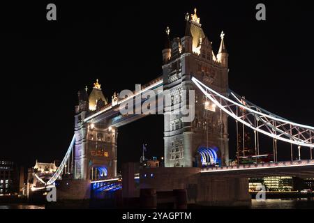 Tower Bridge reliant Londong à Southwark sur la Tamise Banque D'Images