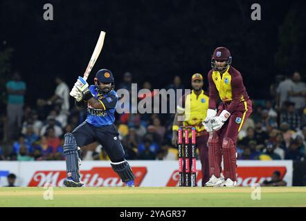 Dambulla, Sri Lanka. 13 octobre 2024. La capitaine du Sri Lanka, Charith Asalanka, joue un tir lors du T20 International Cricket match entre le Sri Lanka et les Antilles au Rangiri Dambulla International Cricket Stadium à Dambulla, Sri Lanka, le 13 octobre 2024. Crédit : Ajith Perera/Xinhua/Alamy Live News Banque D'Images