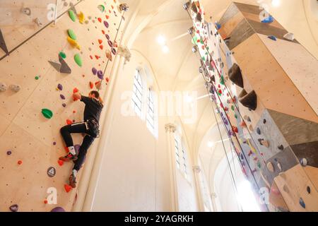 L'ÉGLISE DU XVE SIÈCLE EST TRANSFORMÉE EN SALLE D'ESCALADE Banque D'Images