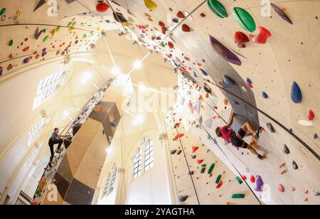 L'ÉGLISE DU XVE SIÈCLE EST TRANSFORMÉE EN SALLE D'ESCALADE Banque D'Images