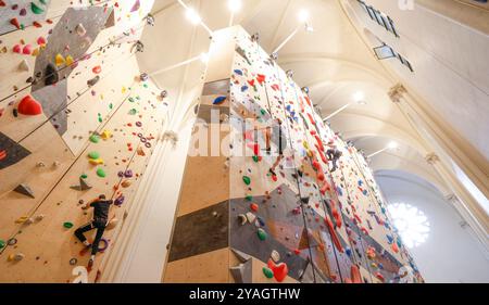 L'ÉGLISE DU XVE SIÈCLE EST TRANSFORMÉE EN SALLE D'ESCALADE Banque D'Images