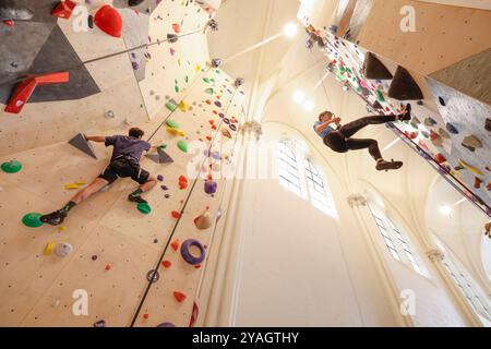 L'ÉGLISE DU XVE SIÈCLE EST TRANSFORMÉE EN SALLE D'ESCALADE Banque D'Images