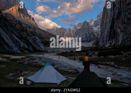 Coucher de soleil dans la magnifique vallée de Nangma (Yosemite du Pakistan), Kanday, Baltistan, Pakistan Banque D'Images