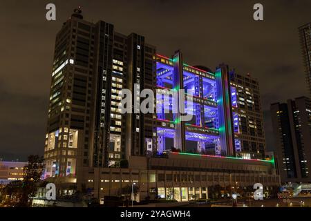 Le bâtiment moderne de la télévision fuji à tokyo, odaiba japon, la nuit Banque D'Images