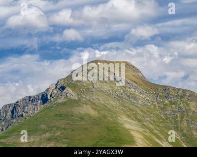 Vue aérienne de la face sud du sommet du Montsent de Pallars un matin d'été (Pallars Sobirà, Lleida, Catalogne, Espagne, Pyrénées) Banque D'Images