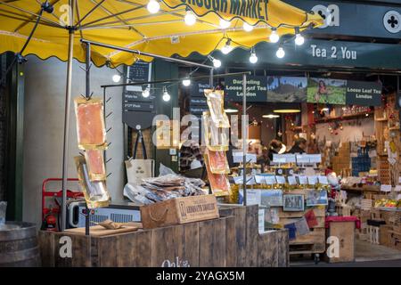 Londres, Royaume-Uni - 16 novembre 2017 : exposition dans Borough Market, une source de produits britanniques et internationaux, et la nourriture la plus renommée de Londres a Banque D'Images