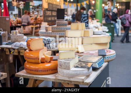 Londres, Royaume-Uni - 16 novembre 2017 : exposition dans Borough Market, une source de produits britanniques et internationaux, et la nourriture la plus renommée de Londres a Banque D'Images