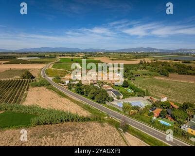 Vue aérienne du village de Pelacalç, à Ventalló, et de ses environs ruraux, un après-midi d'automne (Alt Empordà, Gérone, Catalogne, Espagne) Banque D'Images