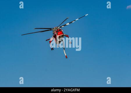 L'hélicoptère de lutte contre l'incendie Erickson S64 du service d'incendie en action sur un incendie de forêt. Abruzzes, Italie, Europe Banque D'Images