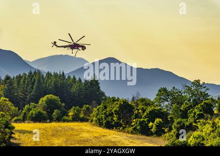 L'hélicoptère de lutte contre l'incendie Erickson S64 du service d'incendie en action sur un incendie de forêt. Abruzzes, Italie, Europe Banque D'Images